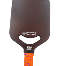 Carica l&#39;immagine nel visualizzatore di Gallery, Kevlar Pickleball Paddle FACTORY-Thermoformed T700 20mm thickness cold press kevlar pickle ball paddle
